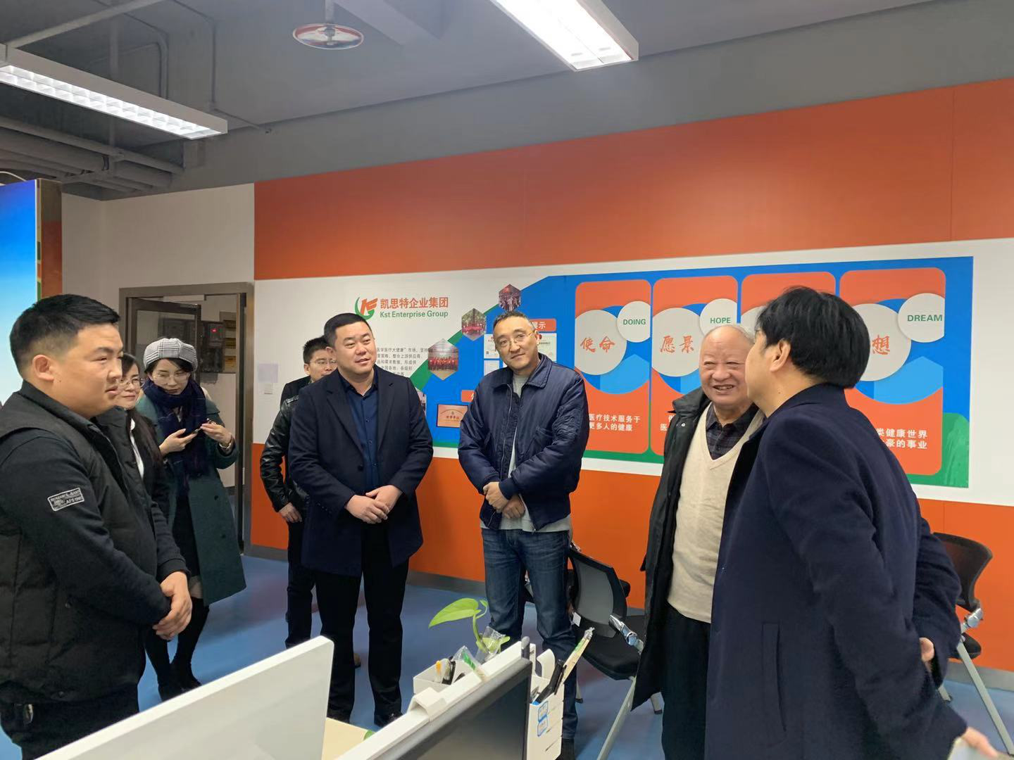 原陜西省衛(wèi)生廳副廳長、保健學(xué)會會長、一行人蒞臨陜西凱思特集團指導(dǎo)！